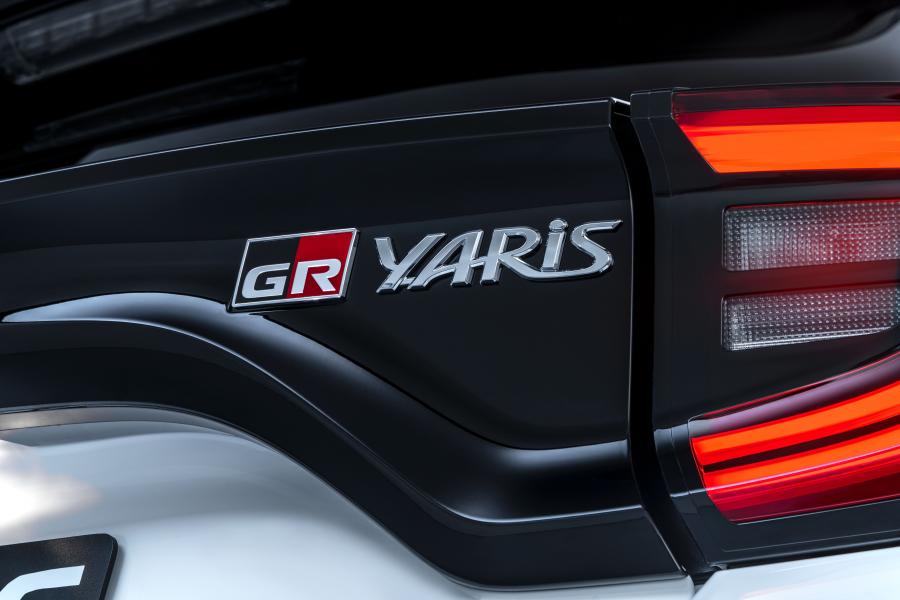 Логотип Toyota GR Yaris 2020 года  (WW) (фото 4 из 13)